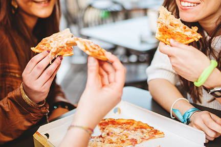 teens-eating-pizza-wp